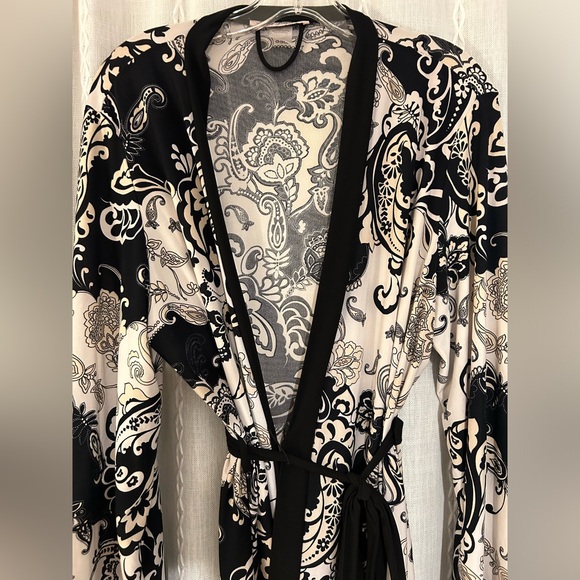 Linea Donatella, satin robe. Sz L/XL - Picture 4 of 13
